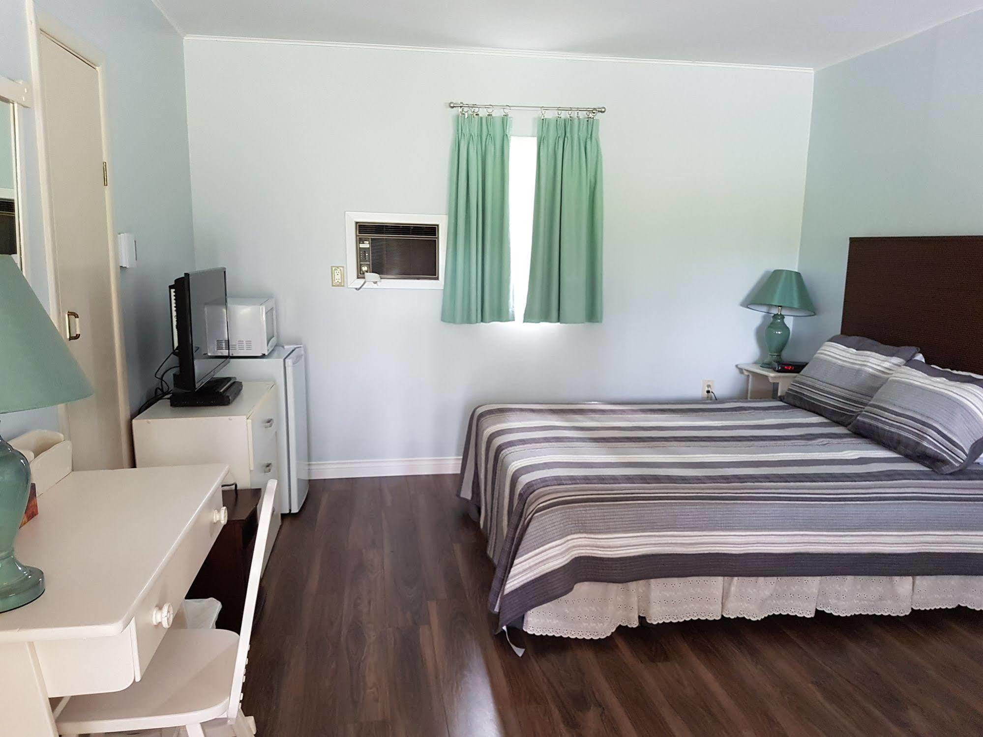 Pinecone Motel Сассекс Екстер'єр фото