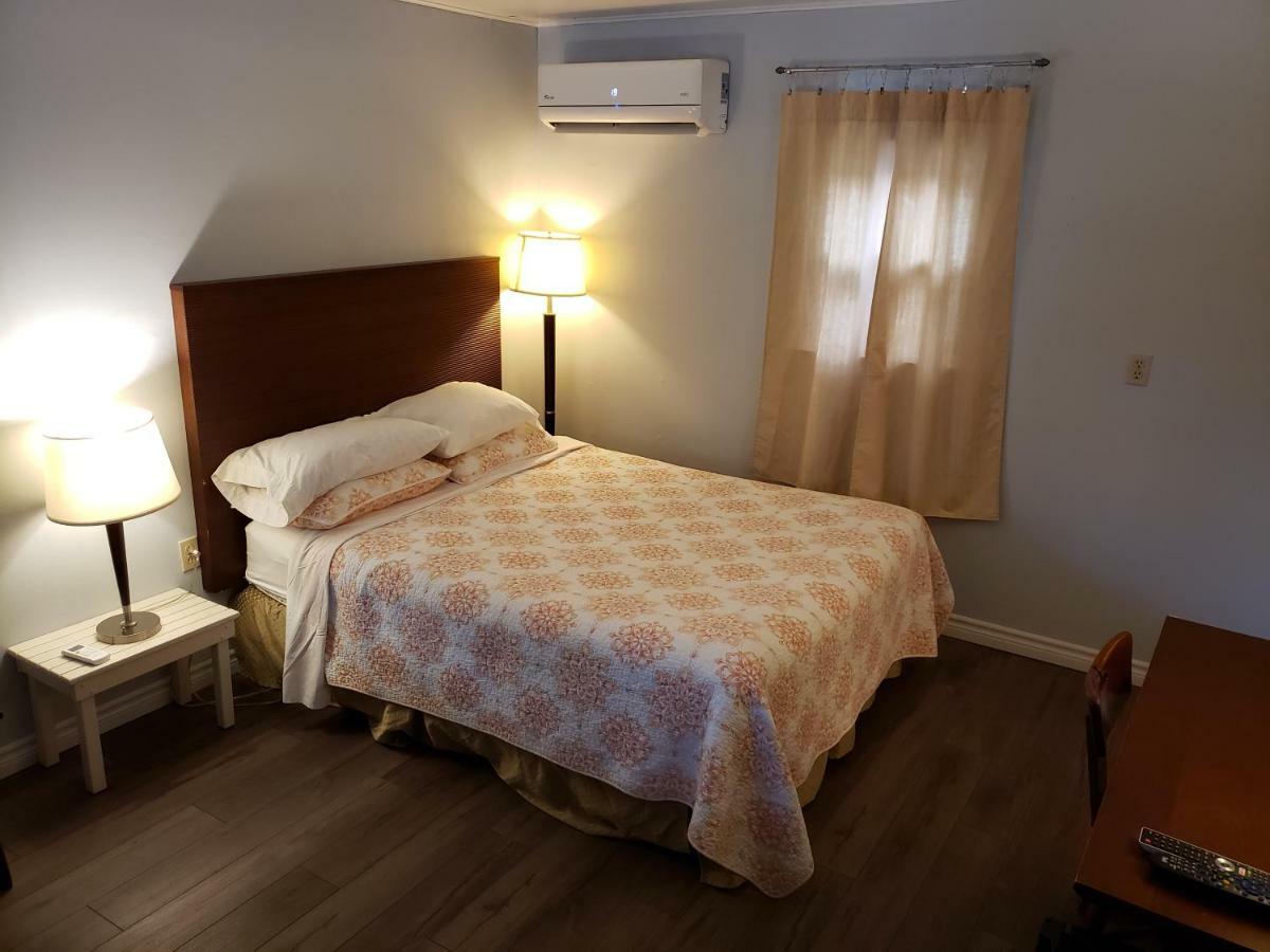 Pinecone Motel Сассекс Екстер'єр фото